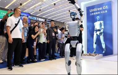 Robôs de serviço atraem atenção de industriais de SC em missão na China
