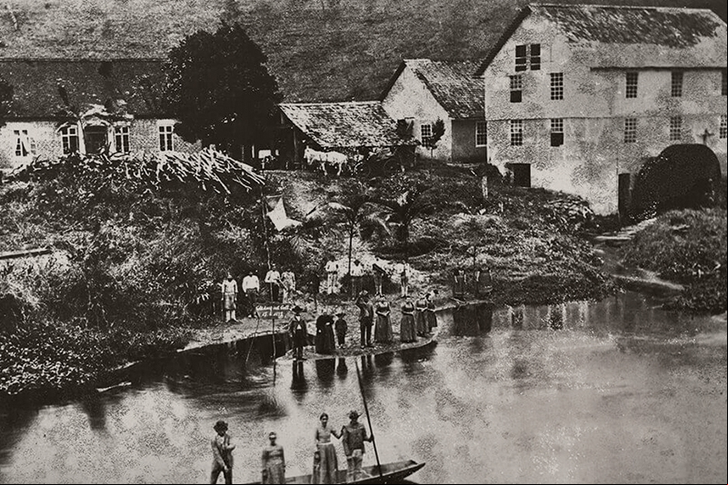 Nos anos 1880 as primeiras indústrias são criadas por imigrantes alemães e italianos. Na foto de 1895, a fábrica têxtil Karsten, fundada em 1882, na Colônia Blumenau