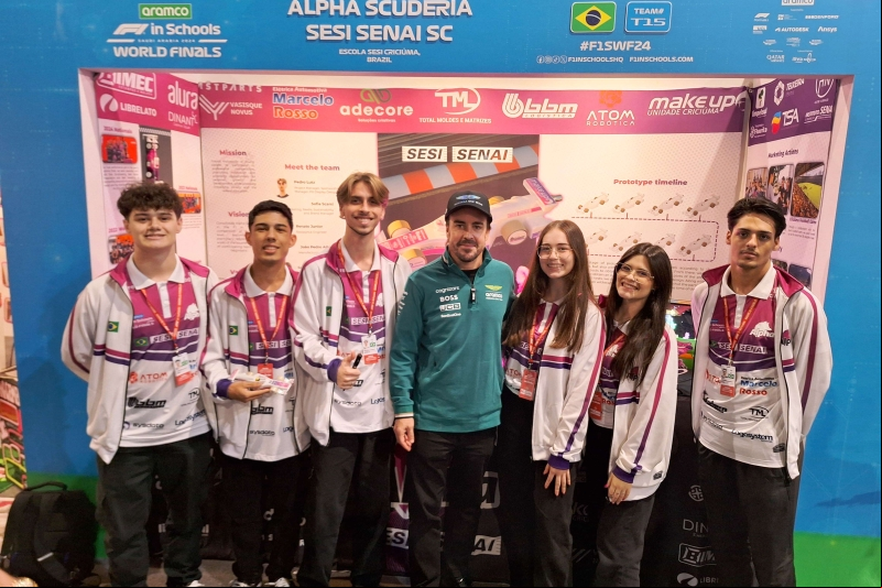 Alunos de SC representaram o Brasil; na foto, com o piloto espanhol Fernando Alonso (Divulgação)