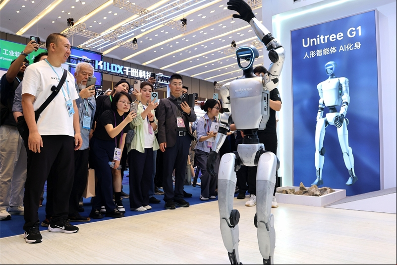Destreza e movimentos precisos de robôs impressionam na Canton Fair. (Foto: Xinhua)