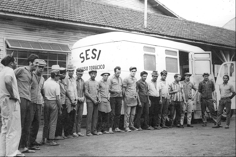 SESI e SENAI de Santa Catarina aram a atender os trabalhadores da indústria após a fundação da FIESC, oferecendo serviços de educação profissional e básica, lazer e saúde (Foto: Acervo Cultural FIESC)