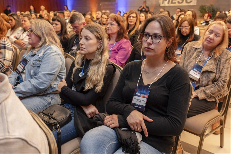 Além de lotar saguão da FIESC, público também acompanhou evento pela internet