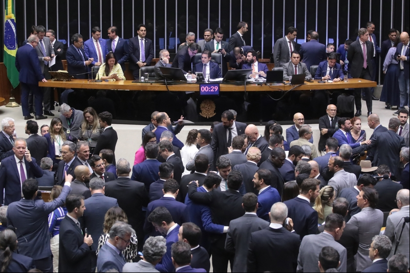 Aumento no número de deputados é novo mau exemplo, diz FIESC