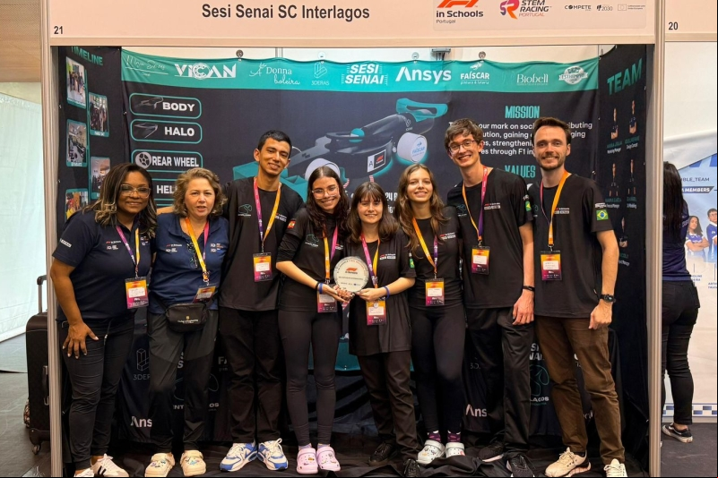 Equipe de robótica da Escola SESI em SC conquista troféu em torneio de Portugal